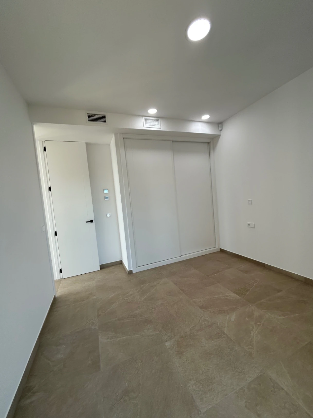 Instapklare nieuwbouwvilla met zeezicht te koop in La Fustera, Benissa