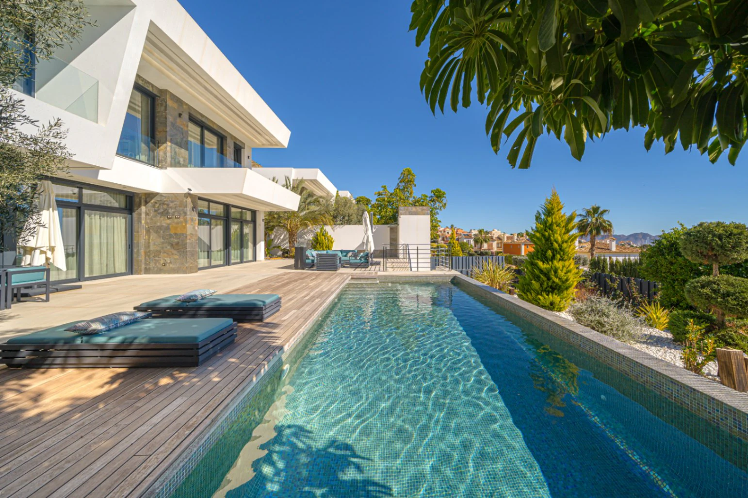 Villa moderne spacieuse avec des vues imprenables sur la mer.