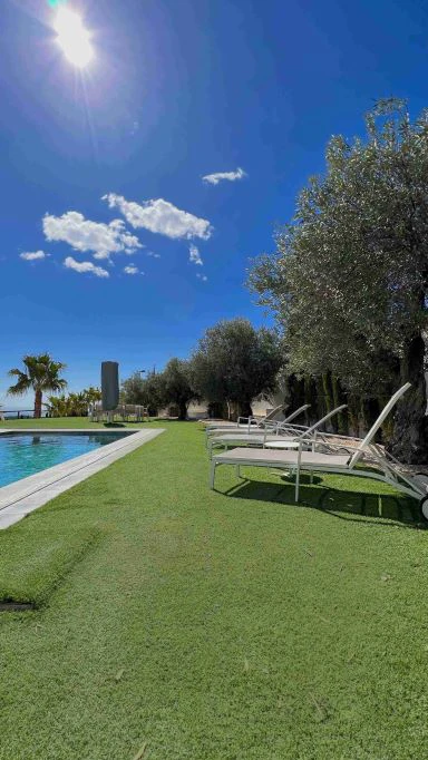 Villa moderne à Altea la Vella avec vue sur la mer et la montagne.