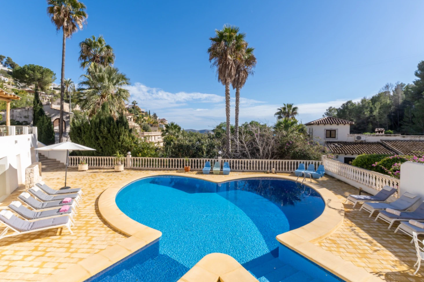 Prachtige, ruime villa met zeezicht te koop in Benimeit, Moraira