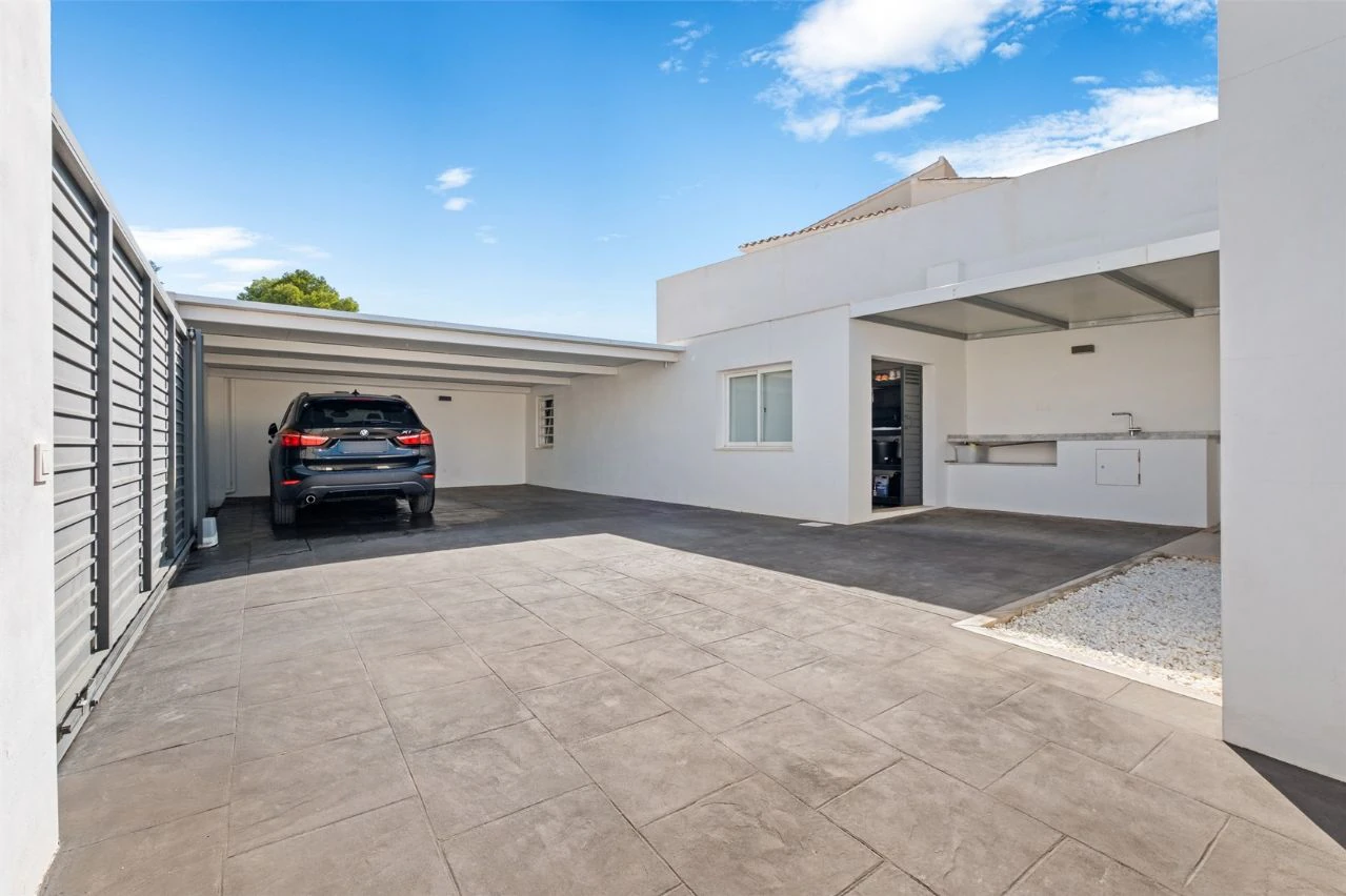 Villa moderne de deux habitations avec piscine, à deux pas de tous les services.