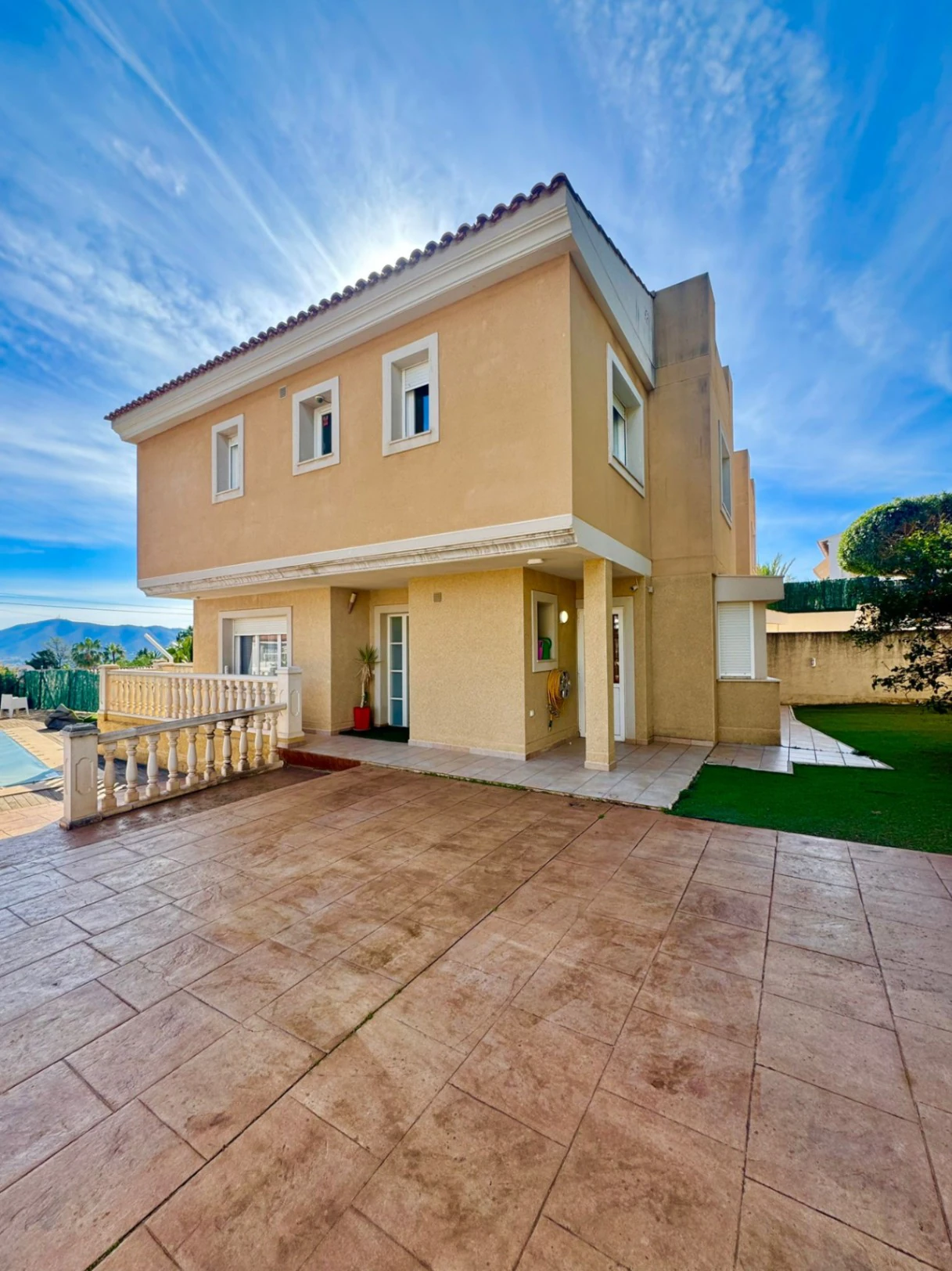 ¡Villa en La Nucía con vista al mar y a las montañas!