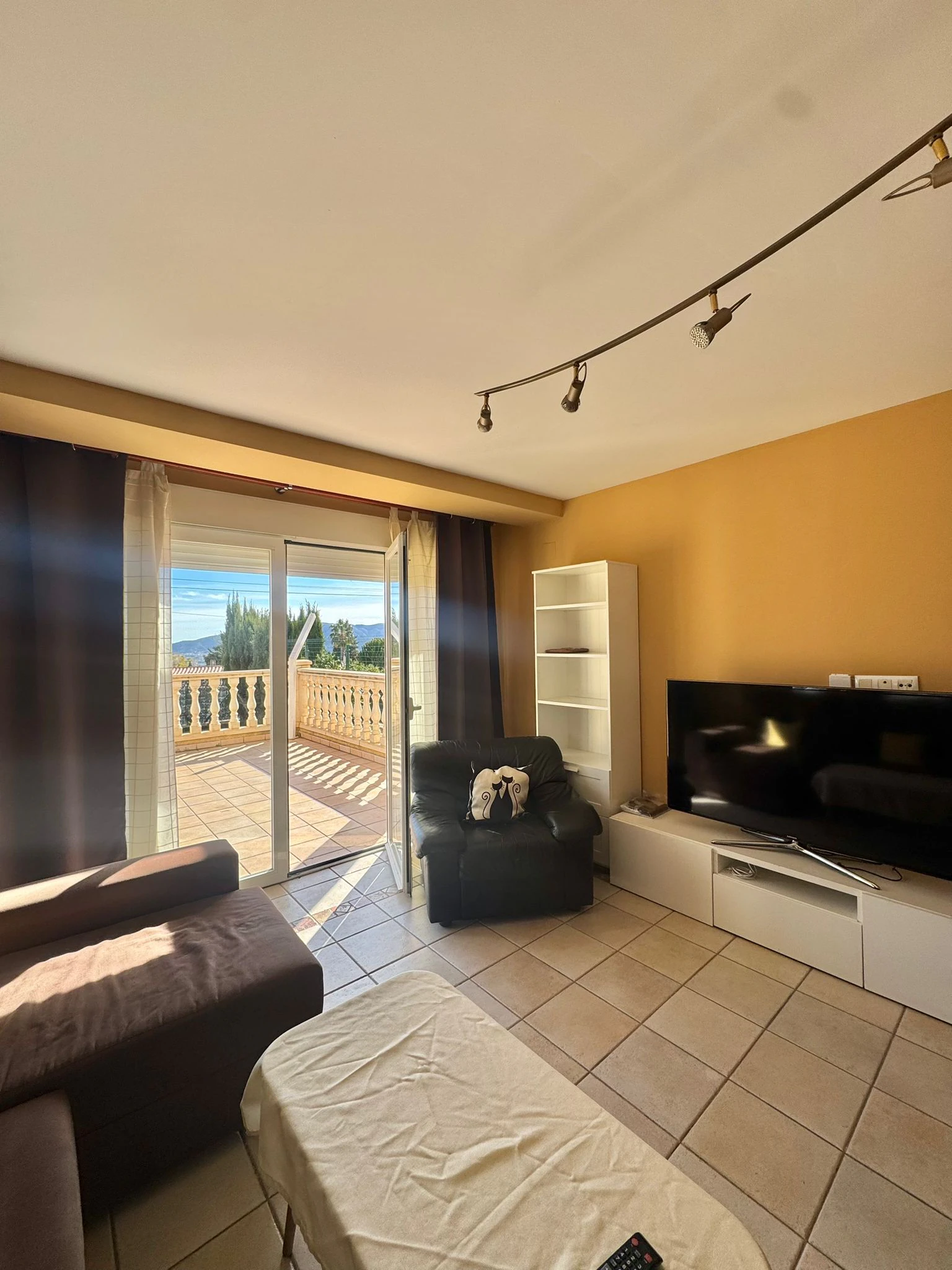 ¡Villa en La Nucía con vista al mar y a las montañas!