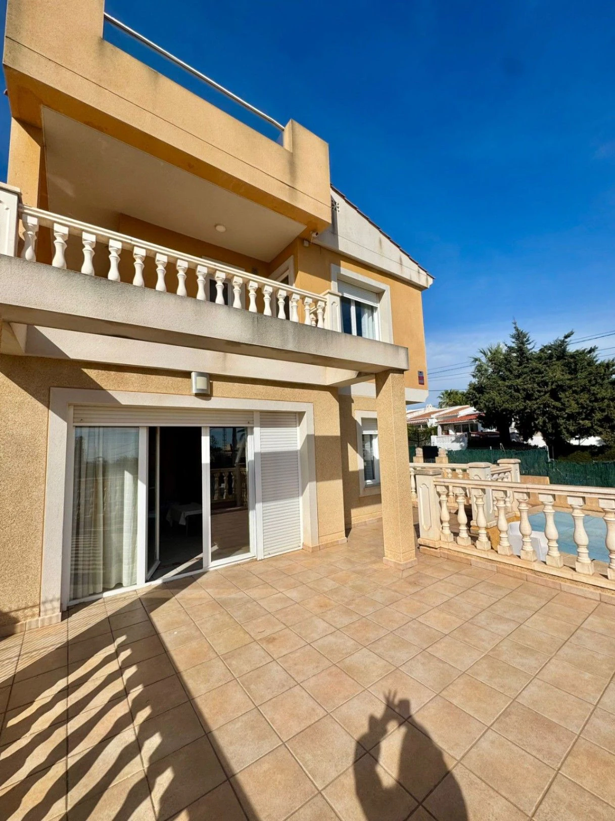 ¡Villa en La Nucía con vista al mar y a las montañas!