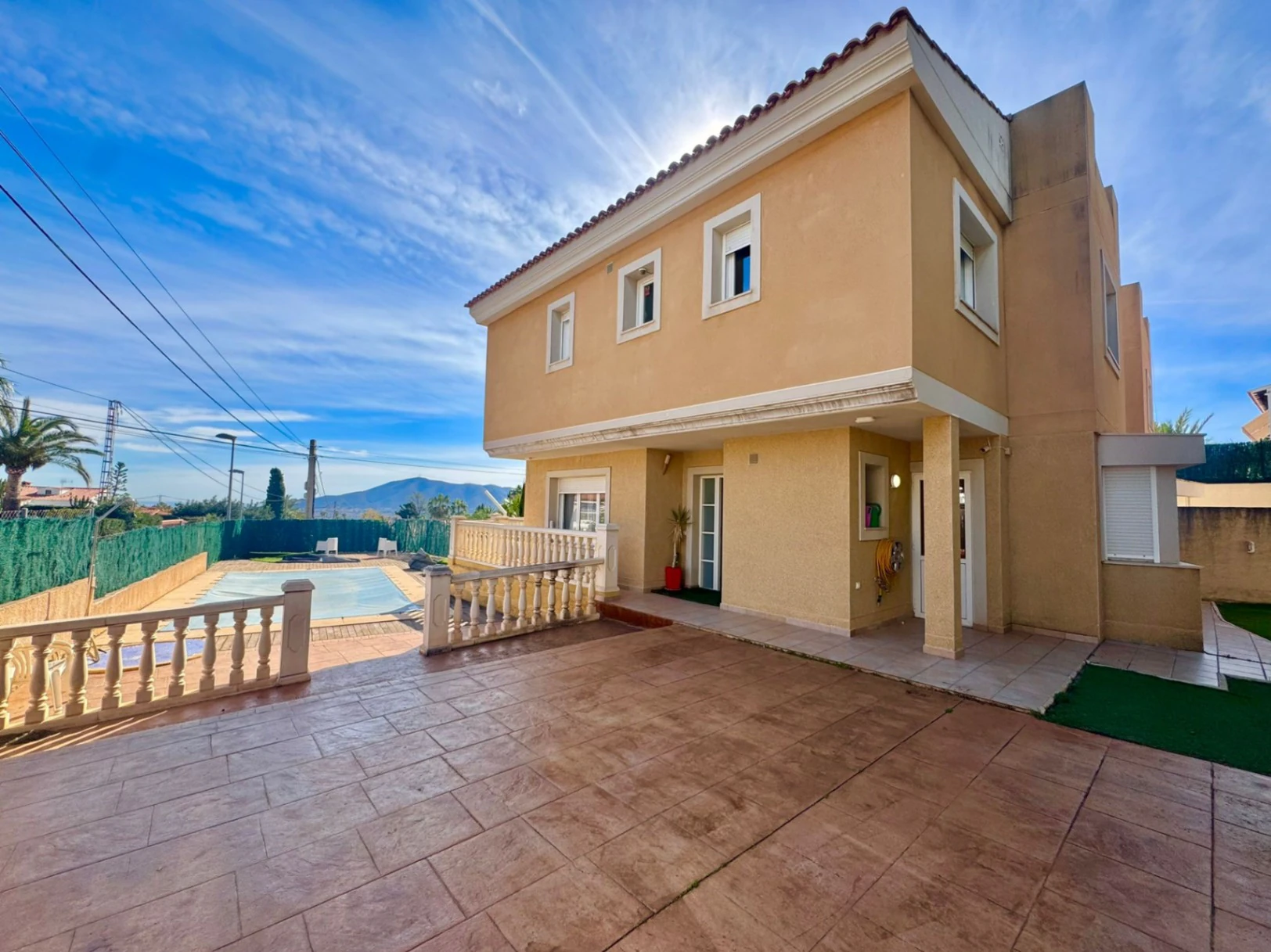 ¡Villa en La Nucía con vista al mar y a las montañas!