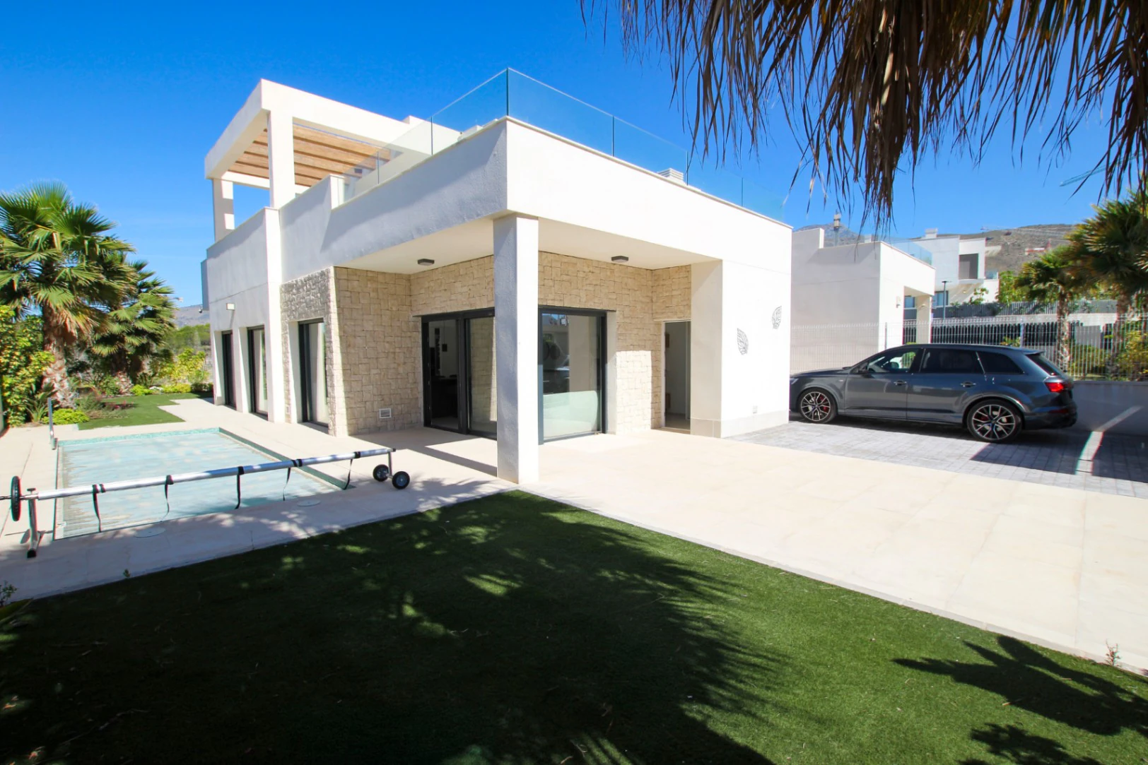 Finestrat: Moderne villa met zwembad en royaal dakterras