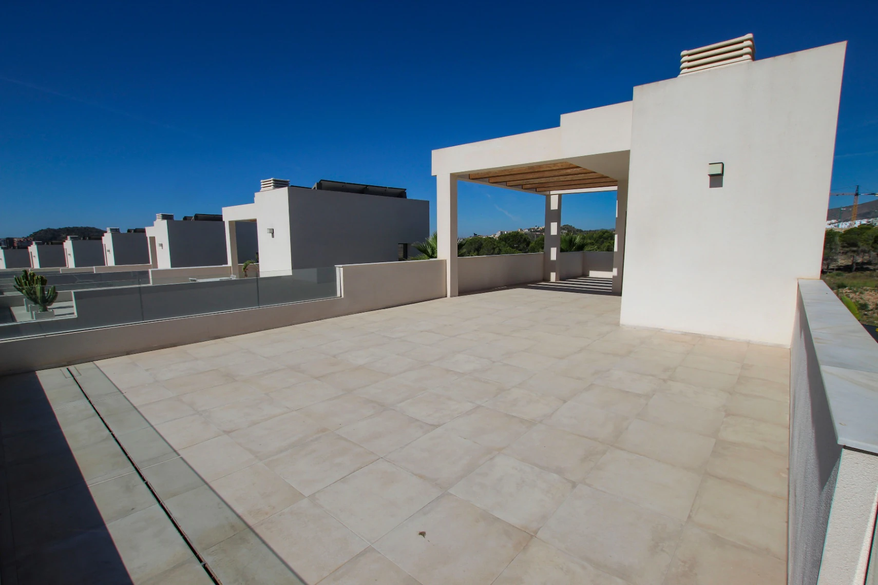 Finestrat: Moderne villa met zwembad en royaal dakterras