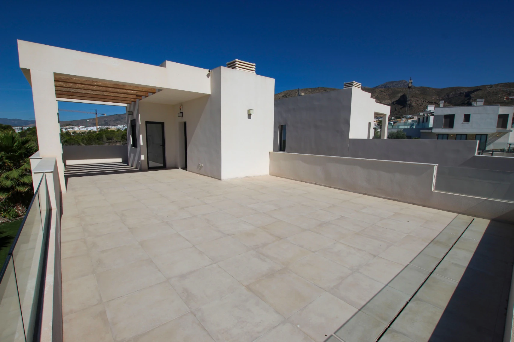 Finestrat: Moderne villa met zwembad en royaal dakterras