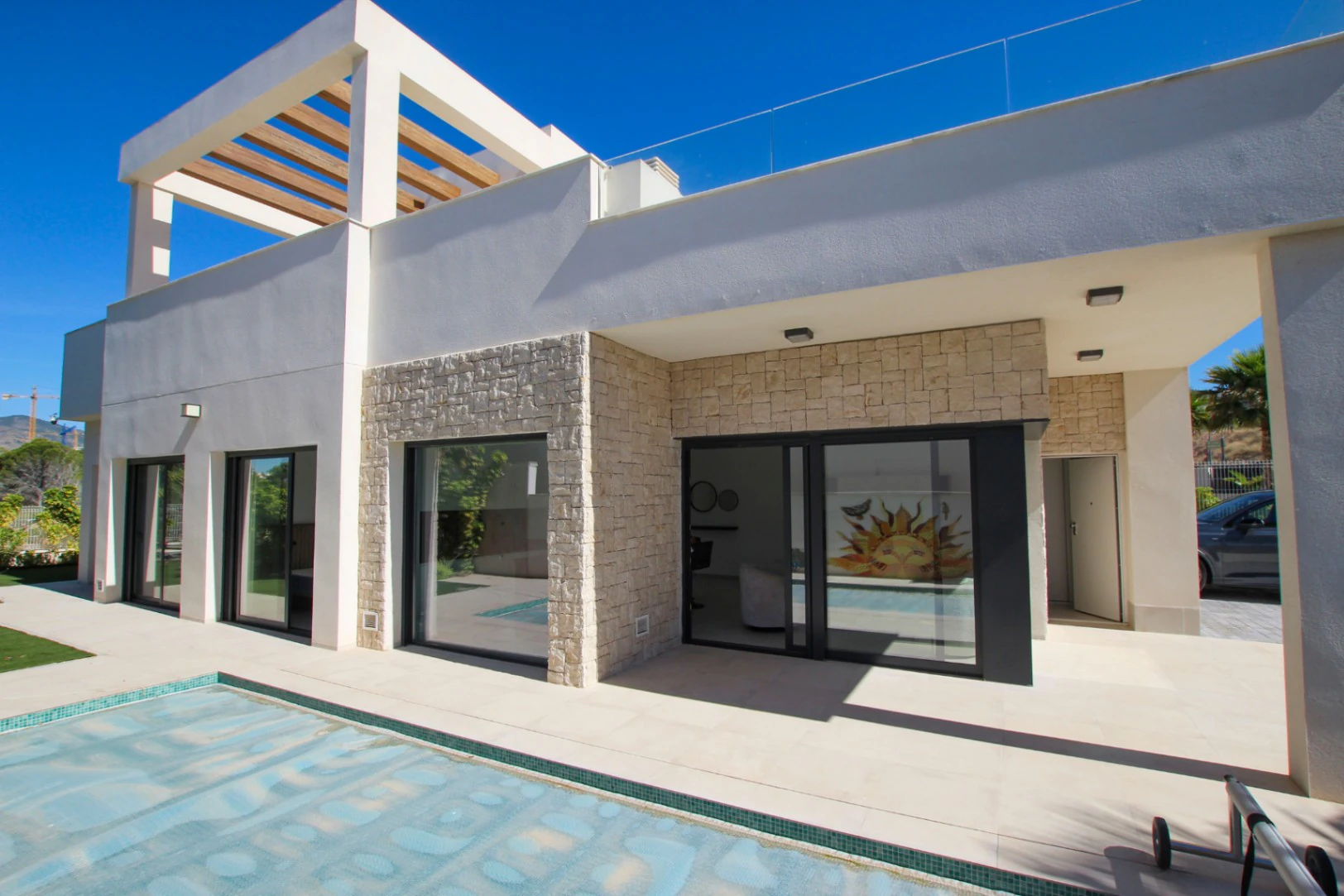 Finestrat: Moderne villa met zwembad en royaal dakterras