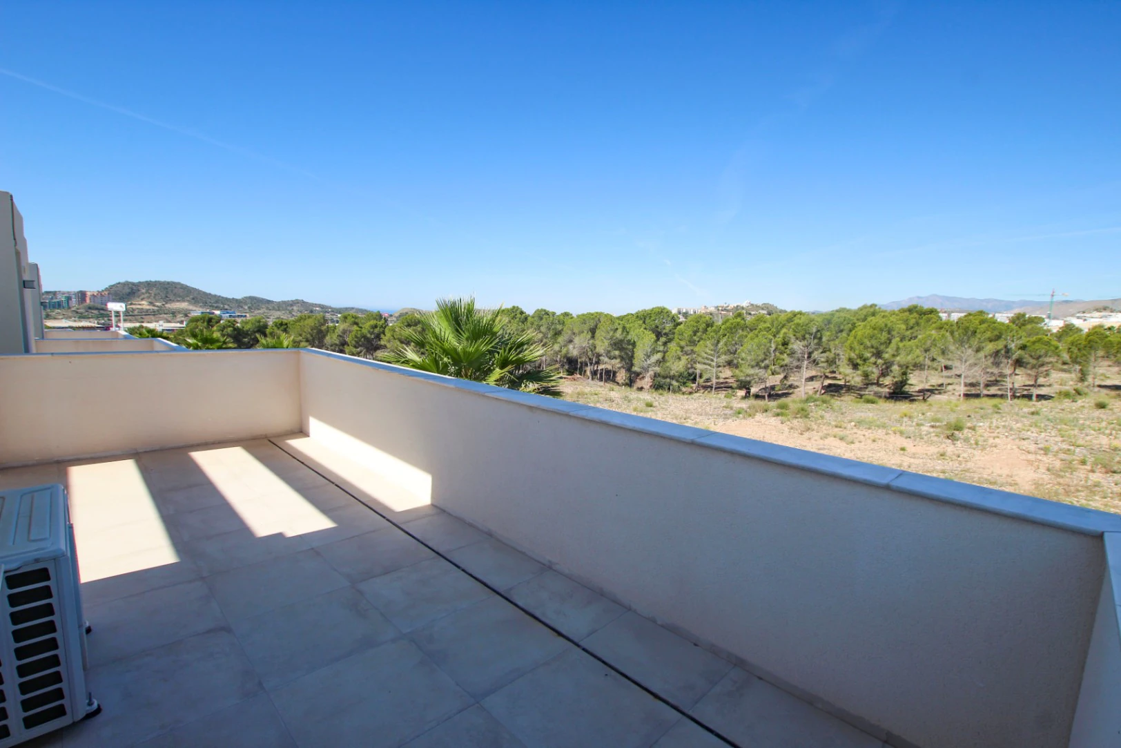 Finestrat: Moderne villa met zwembad en royaal dakterras