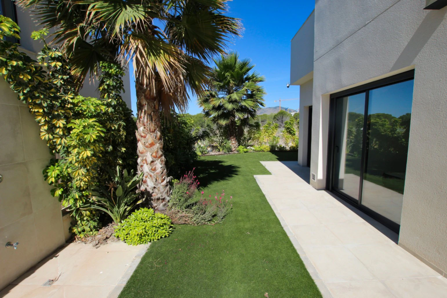 Finestrat: Moderne villa met zwembad en royaal dakterras