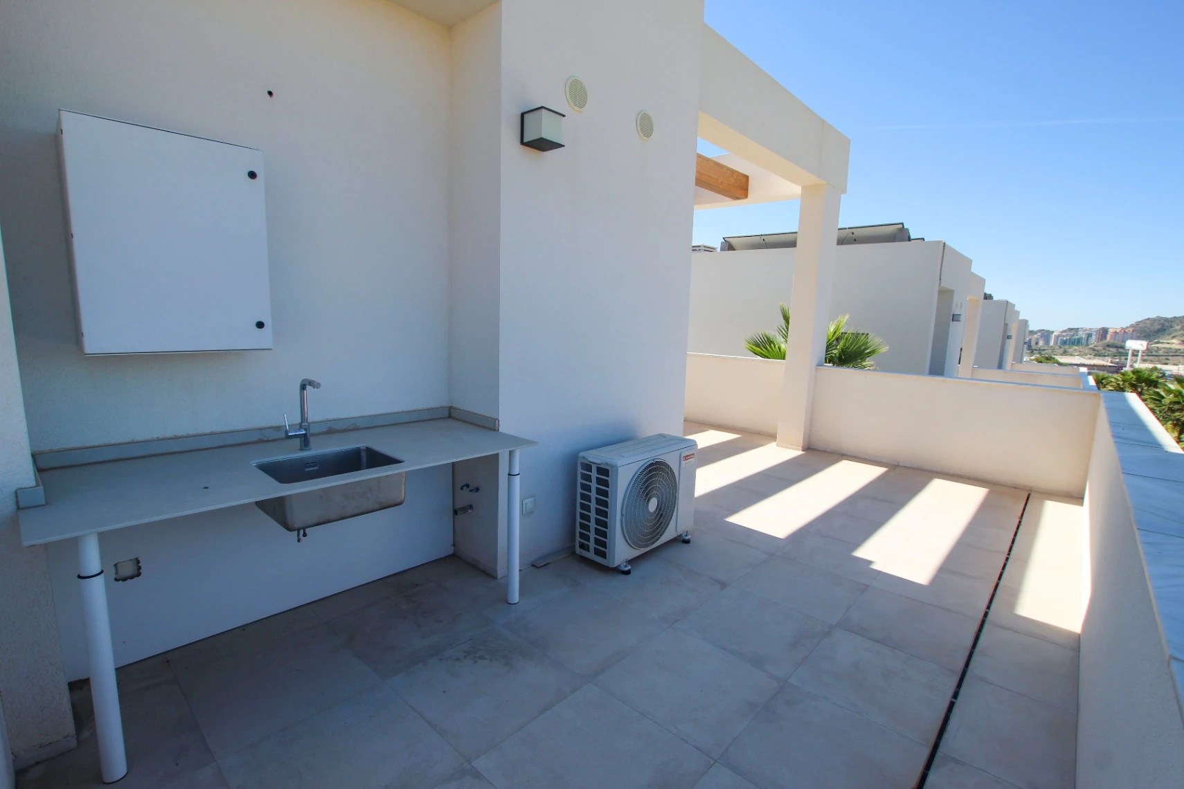 Finestrat : Villa moderne avec piscine et terrasse sur le toit spacieuse