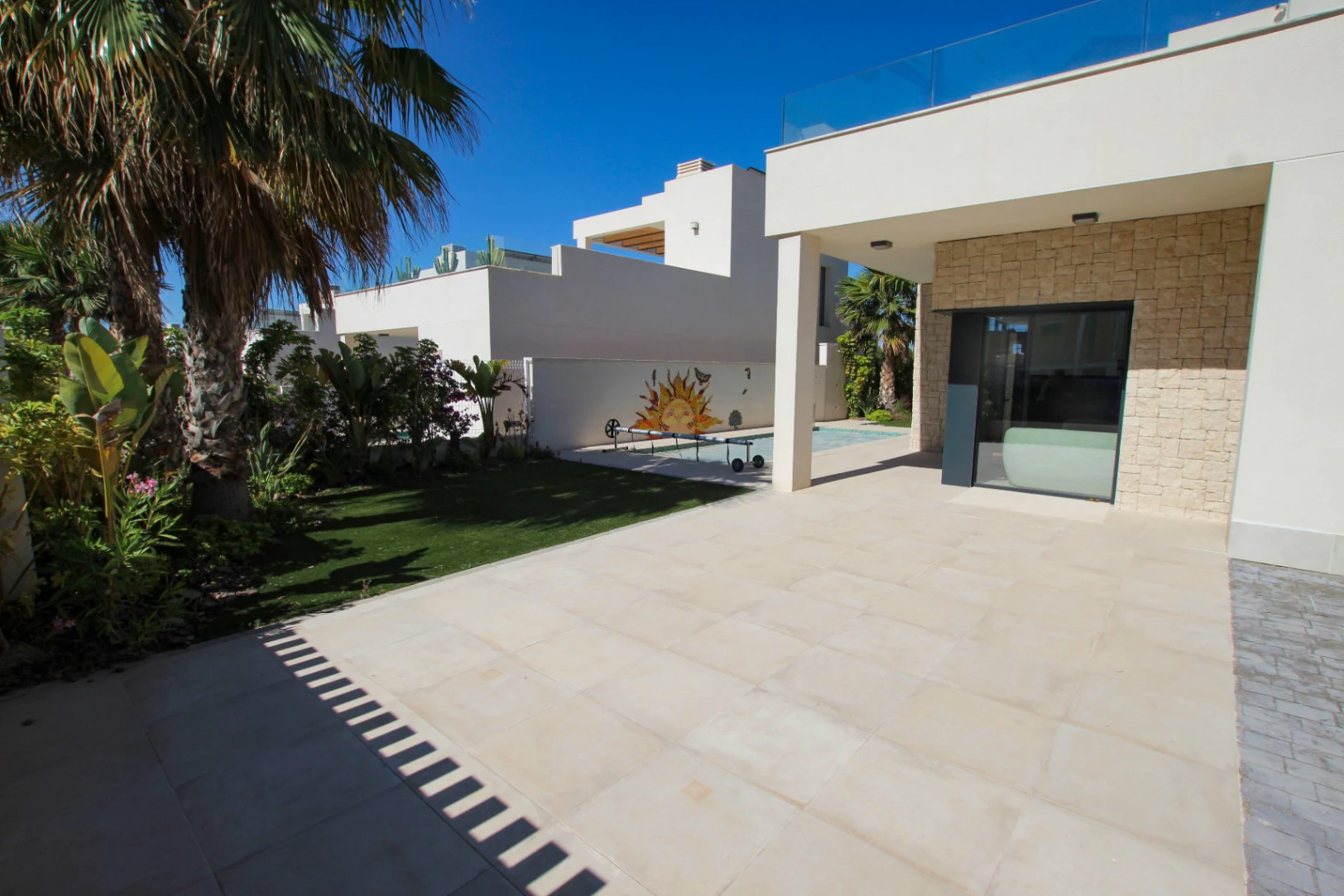 Finestrat : Villa moderne avec piscine et terrasse sur le toit spacieuse