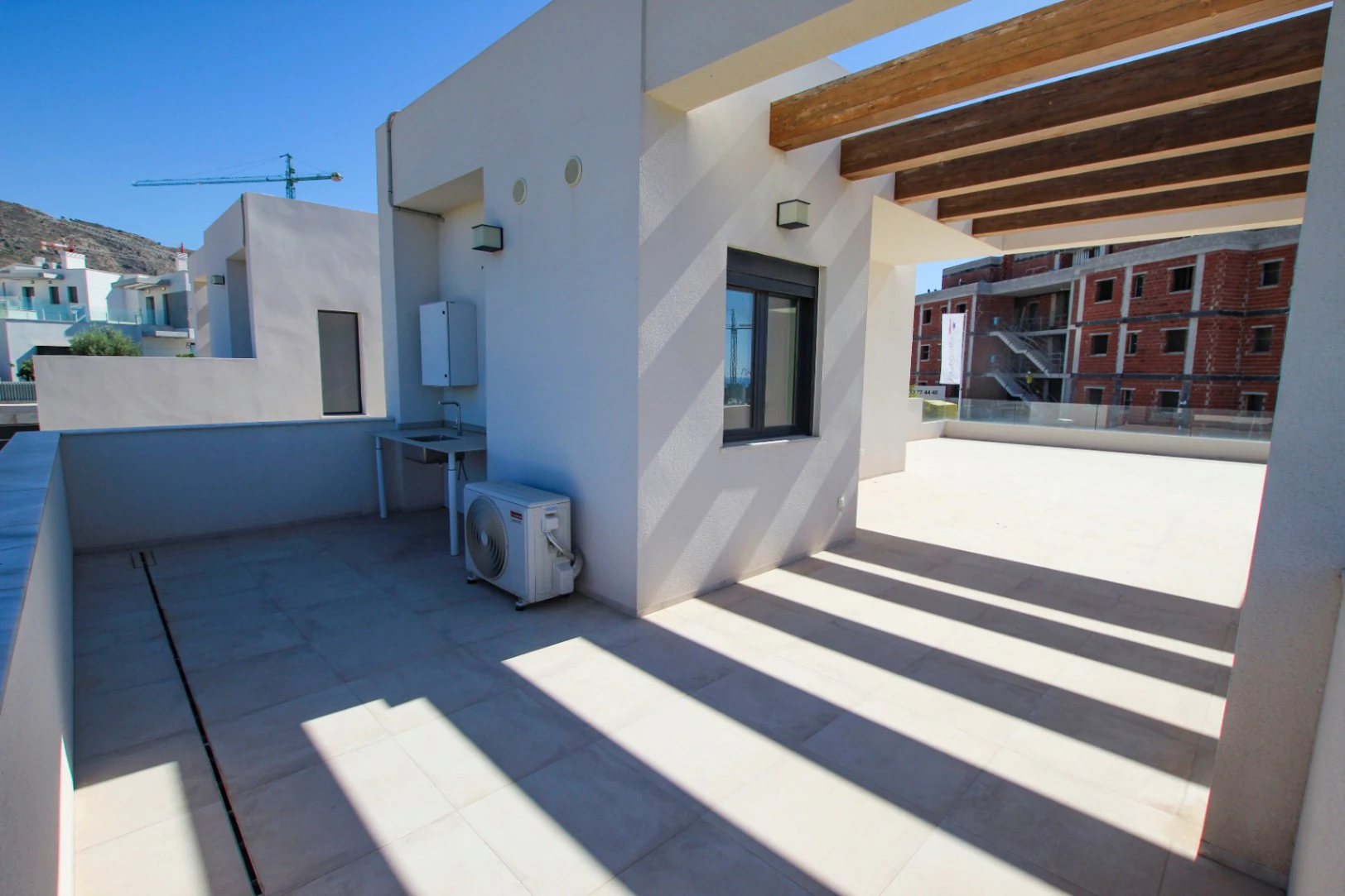 Finestrat : Villa moderne avec piscine et terrasse sur le toit spacieuse