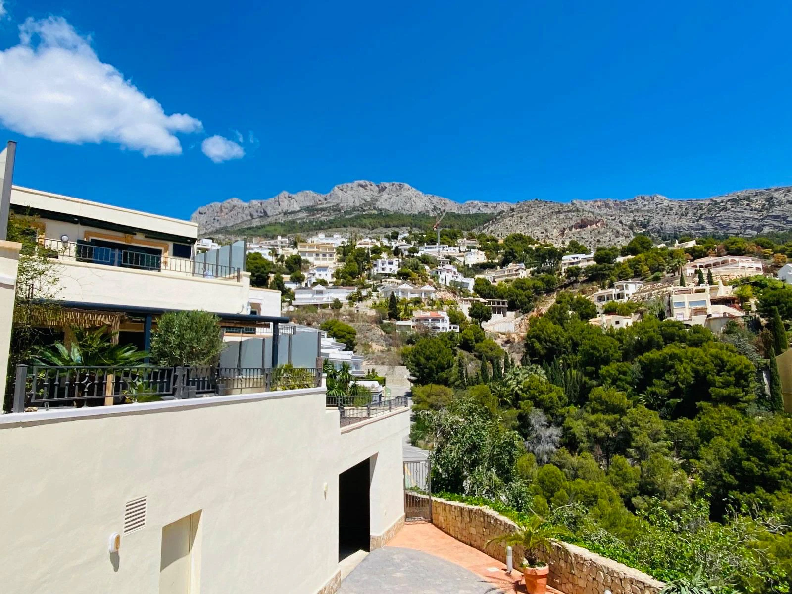 Exclusivo apartamento moderno con vistas al mar y la montaña en Altea la Vella