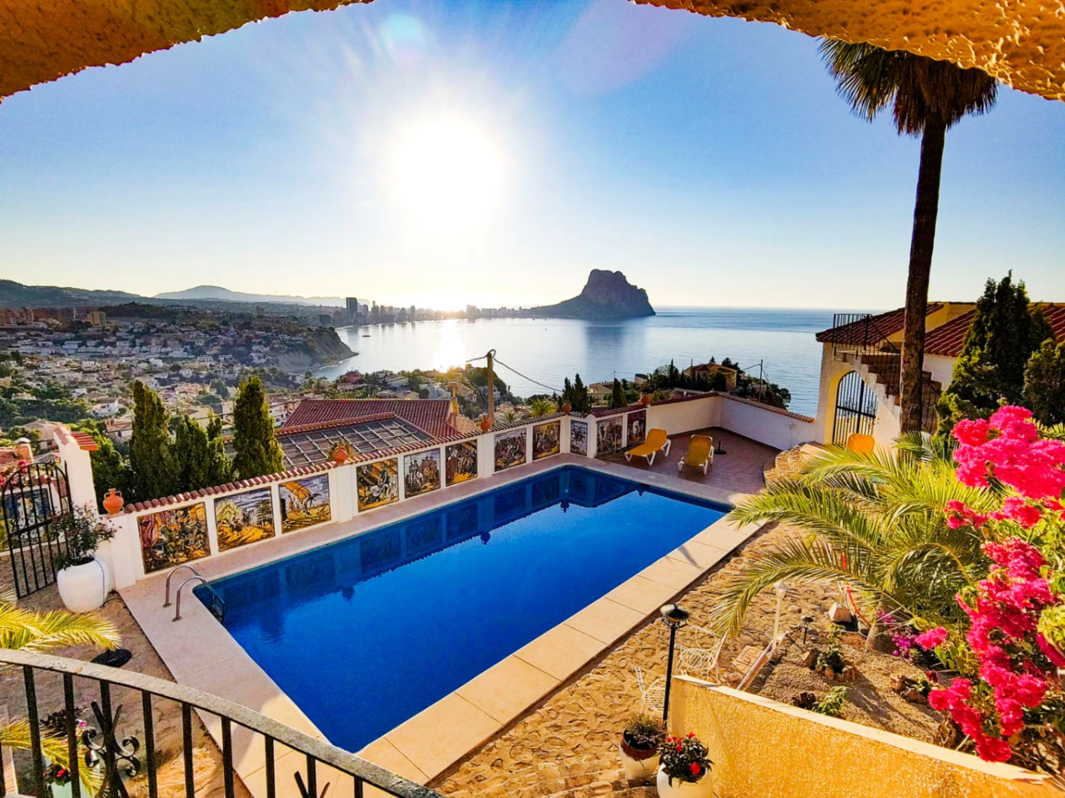 Calpe: Villa met 3 appartementen en een panoramisch uitzicht op zee