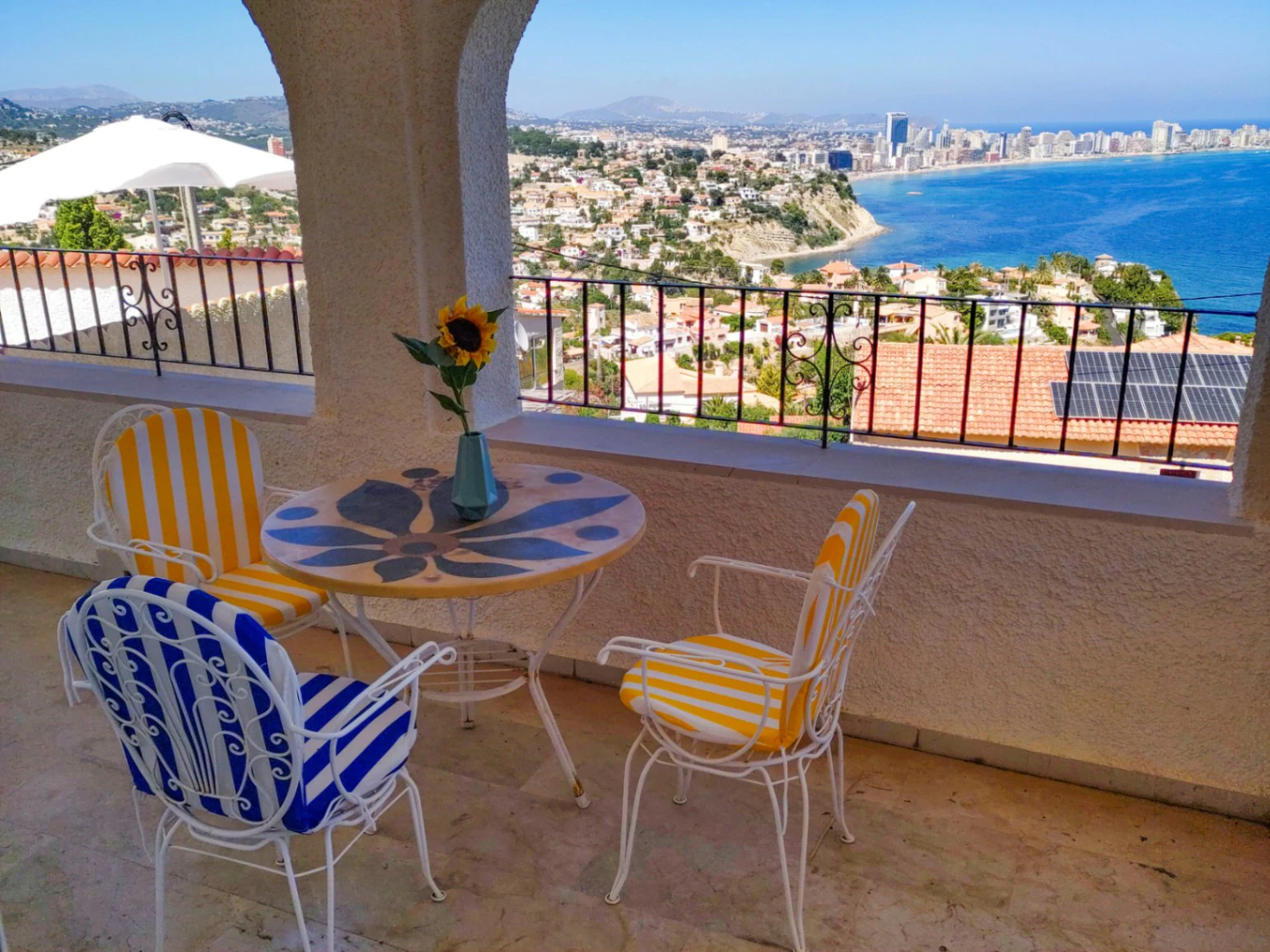 Calpe: Villa met 3 appartementen en een panoramisch uitzicht op zee
