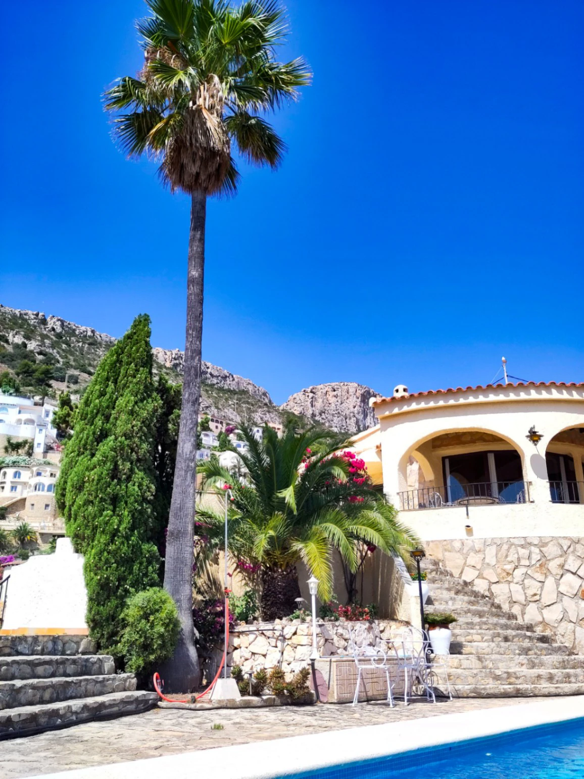 Calpe: Villa met 3 appartementen en een panoramisch uitzicht op zee