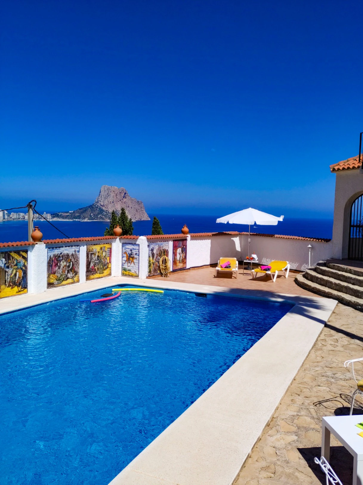 Calpe: Villa met 3 appartementen en een panoramisch uitzicht op zee