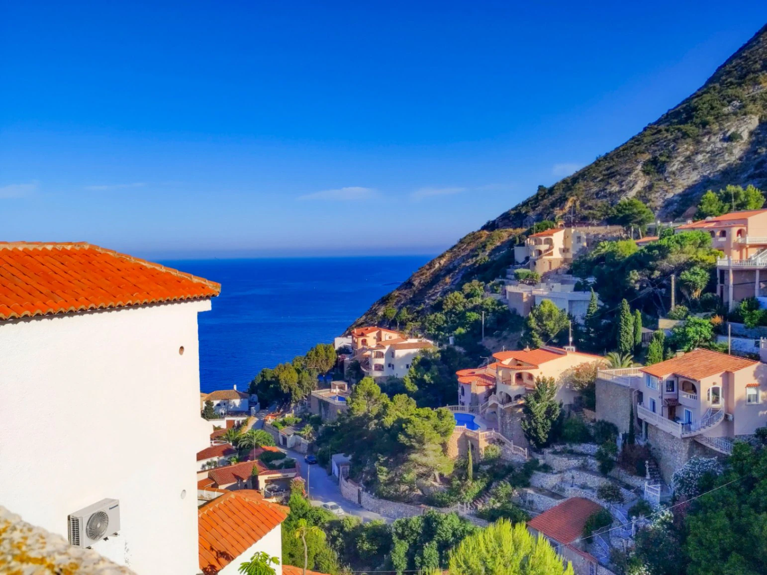 Calpe: Villa met 3 appartementen en een panoramisch uitzicht op zee