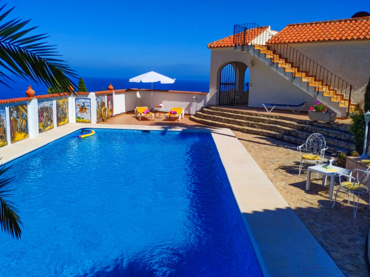 Calpe: Villa met 3 appartementen en een panoramisch uitzicht op zee