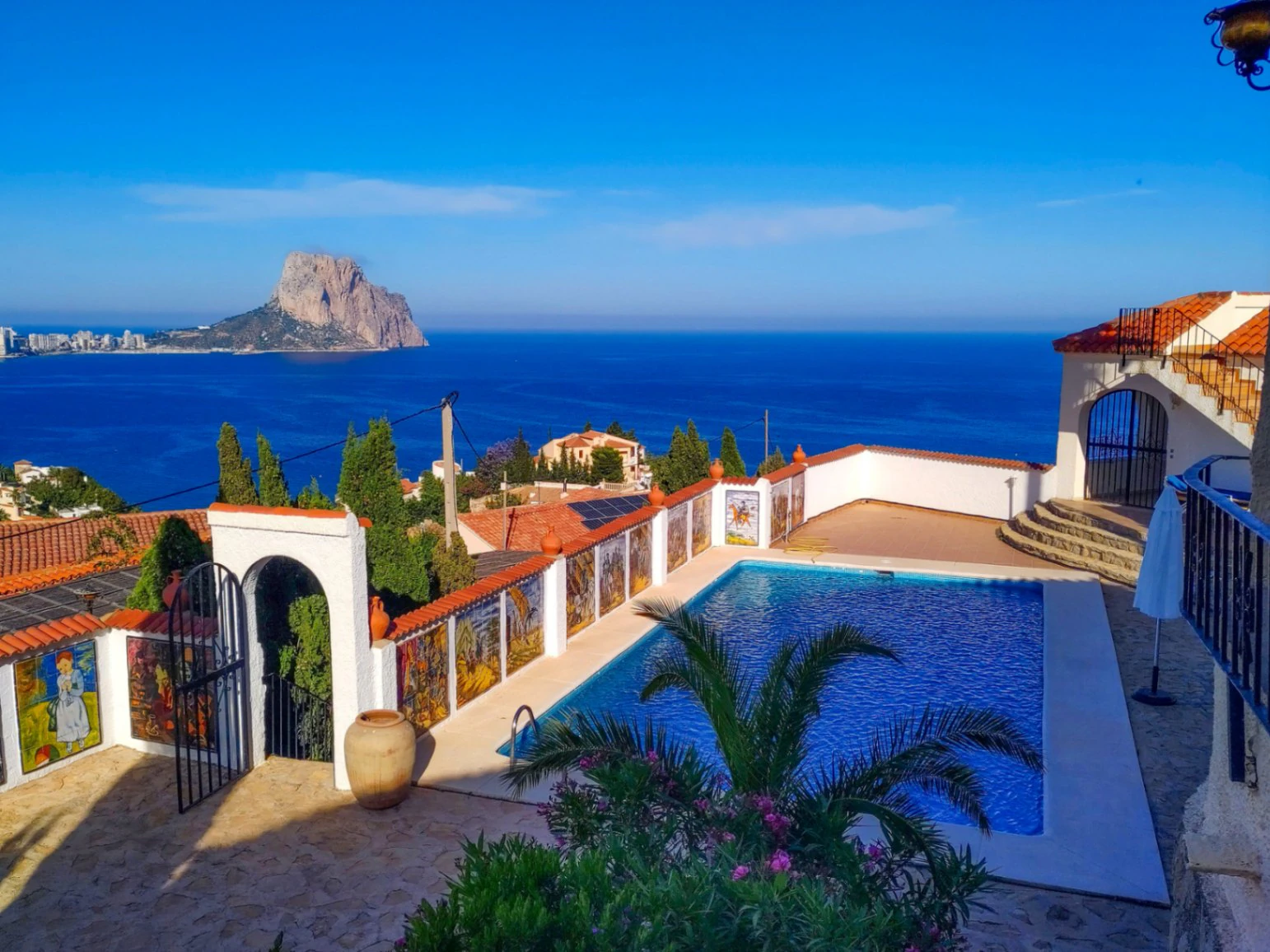 Calpe: Villa met 3 appartementen en een panoramisch uitzicht op zee