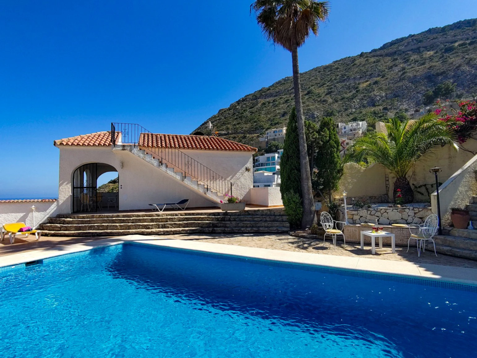 Calpe: Villa met 3 appartementen en een panoramisch uitzicht op zee