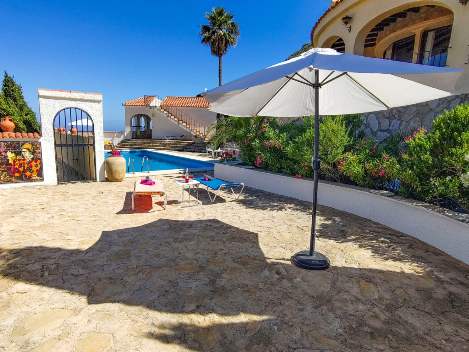 Calpe: Villa met 3 appartementen en een panoramisch uitzicht op zee