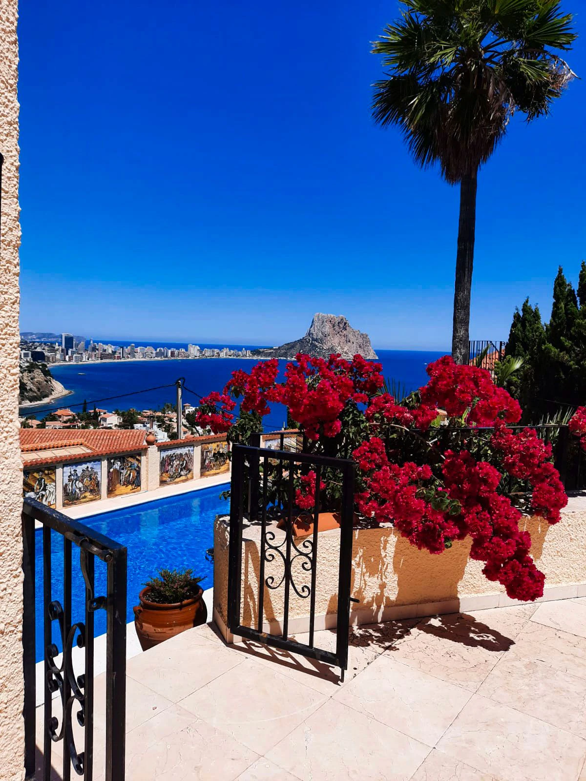 Calpe: Villa met 3 appartementen en een panoramisch uitzicht op zee