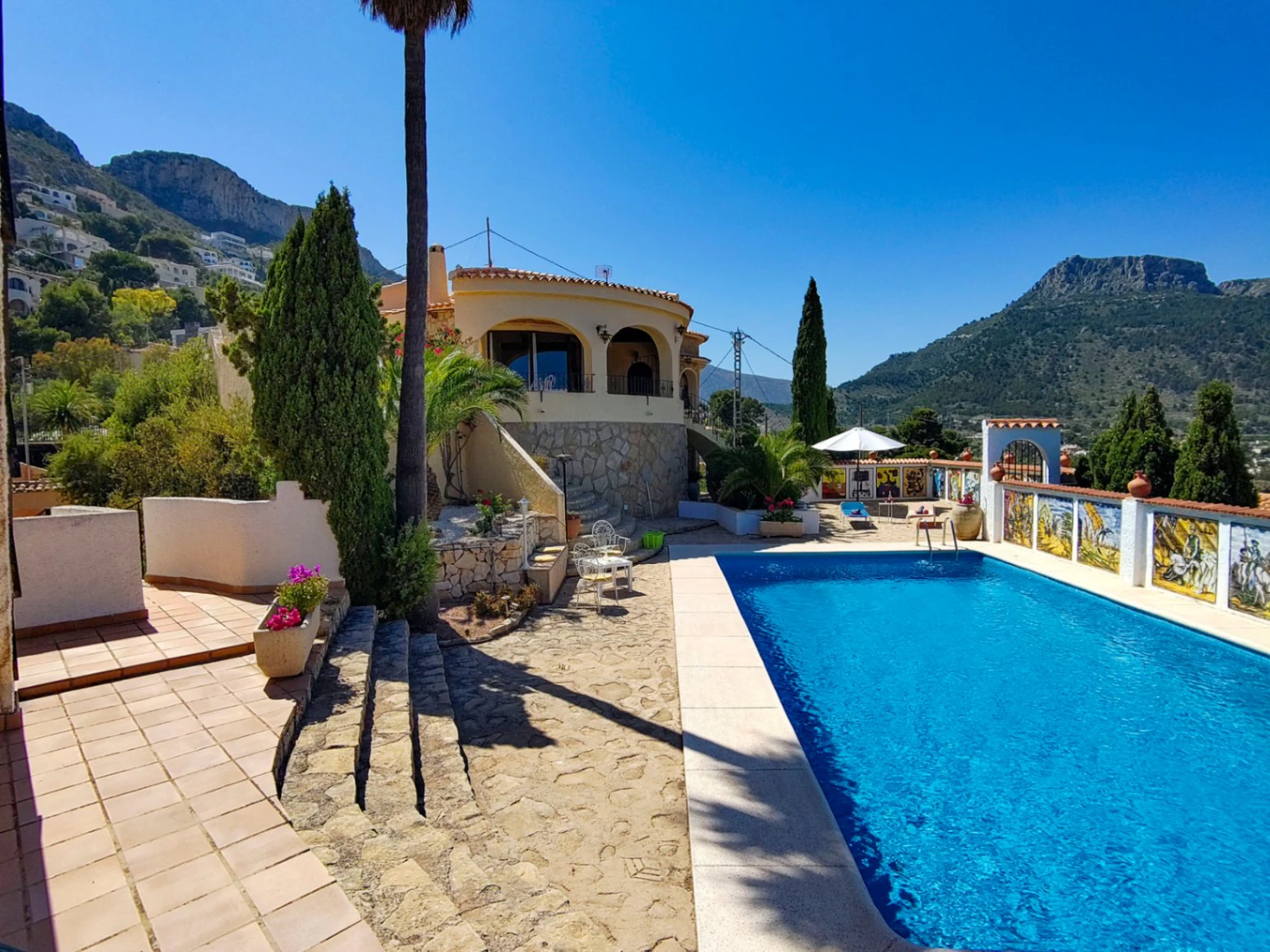 Calpe: Villa met 3 appartementen en een panoramisch uitzicht op zee