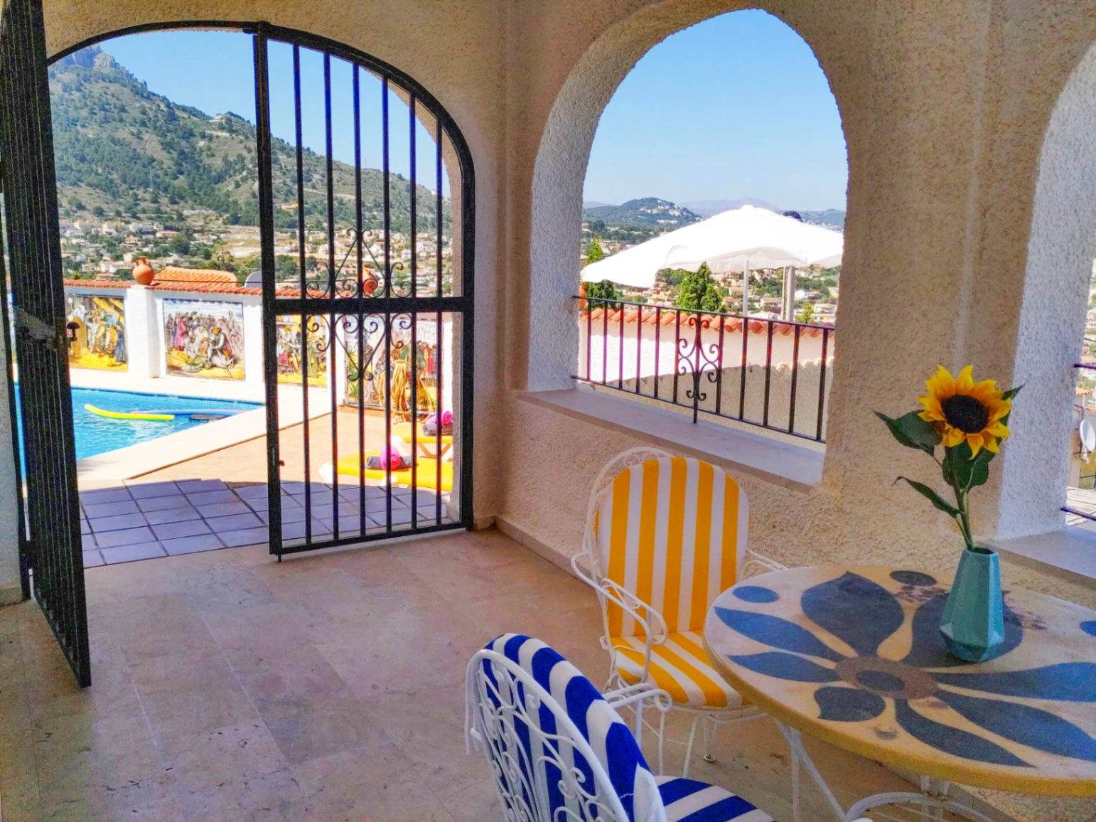 Calpe: Villa met 3 appartementen en een panoramisch uitzicht op zee