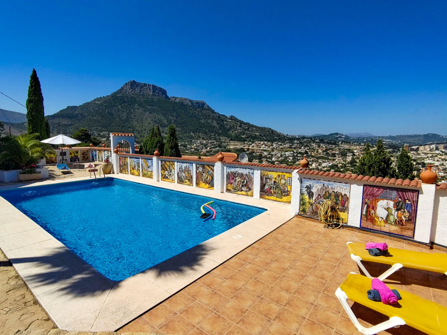 Calpe: Villa met 3 appartementen en een panoramisch uitzicht op zee