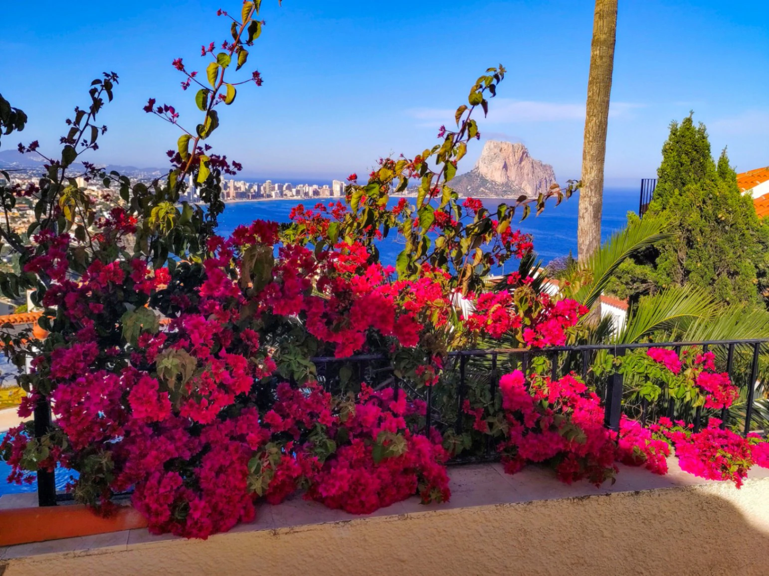 Calpe: Villa met 3 appartementen en een panoramisch uitzicht op zee