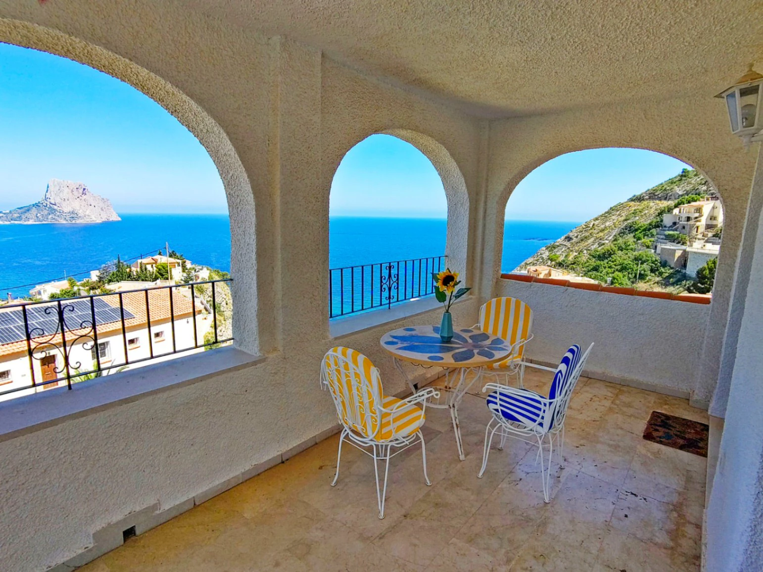 Calpe: Villa met 3 appartementen en een panoramisch uitzicht op zee