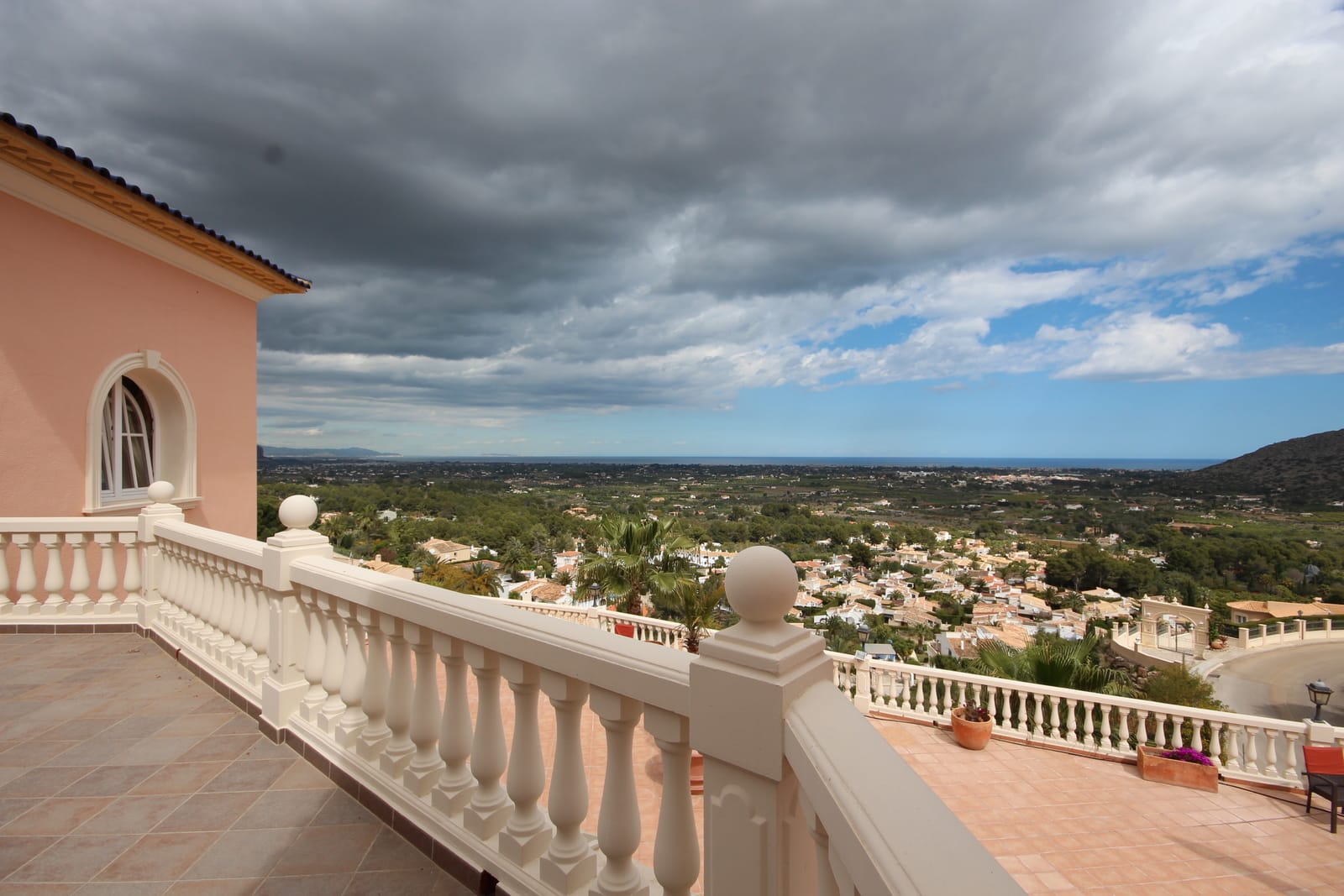Fantástica villa con vistas al mar, 5 dormitorios, 4 baños, 425 m2 de superficie habitable, 300 m2 de terrazas.