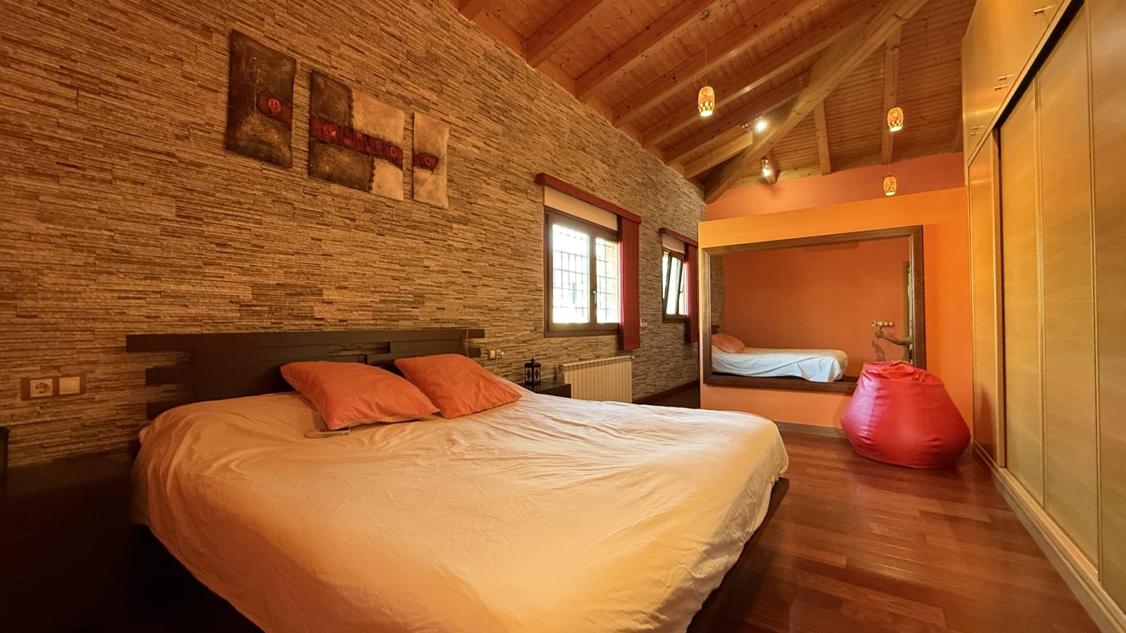 Exclusiva villa de diseño mediterráneo que combina lujo, eficiencia energética y materiales de primera calidad.