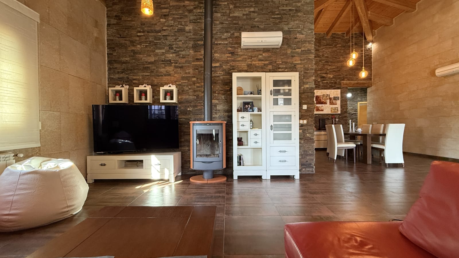 Exclusiva villa de diseño mediterráneo que combina lujo, eficiencia energética y materiales de primera calidad.