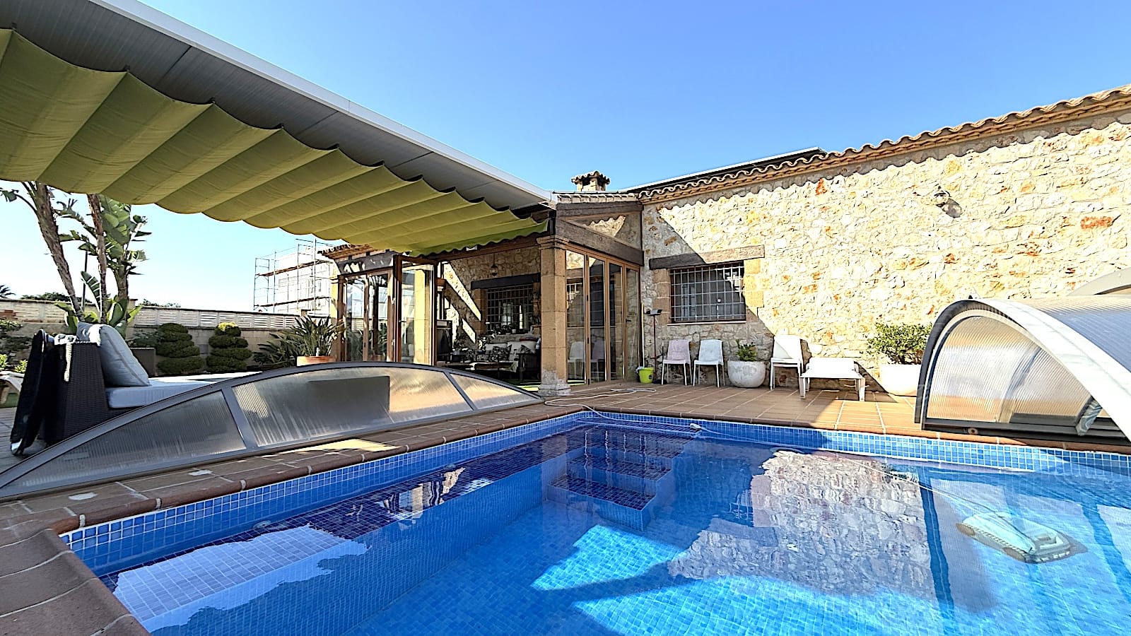 Exclusiva villa de diseño mediterráneo que combina lujo, eficiencia energética y materiales de primera calidad.