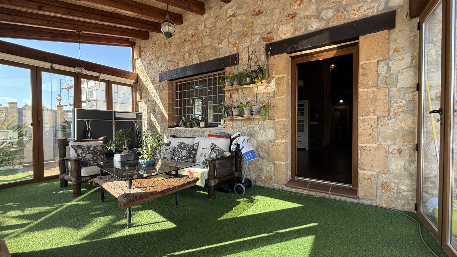 Exclusiva villa de diseño mediterráneo que combina lujo, eficiencia energética y materiales de primera calidad.