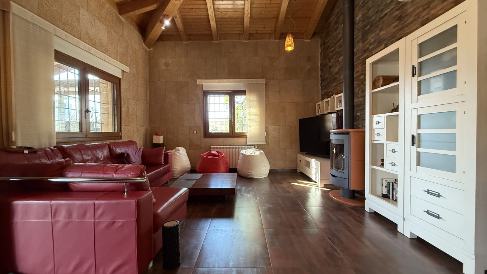 Exclusiva villa de diseño mediterráneo que combina lujo, eficiencia energética y materiales de primera calidad.