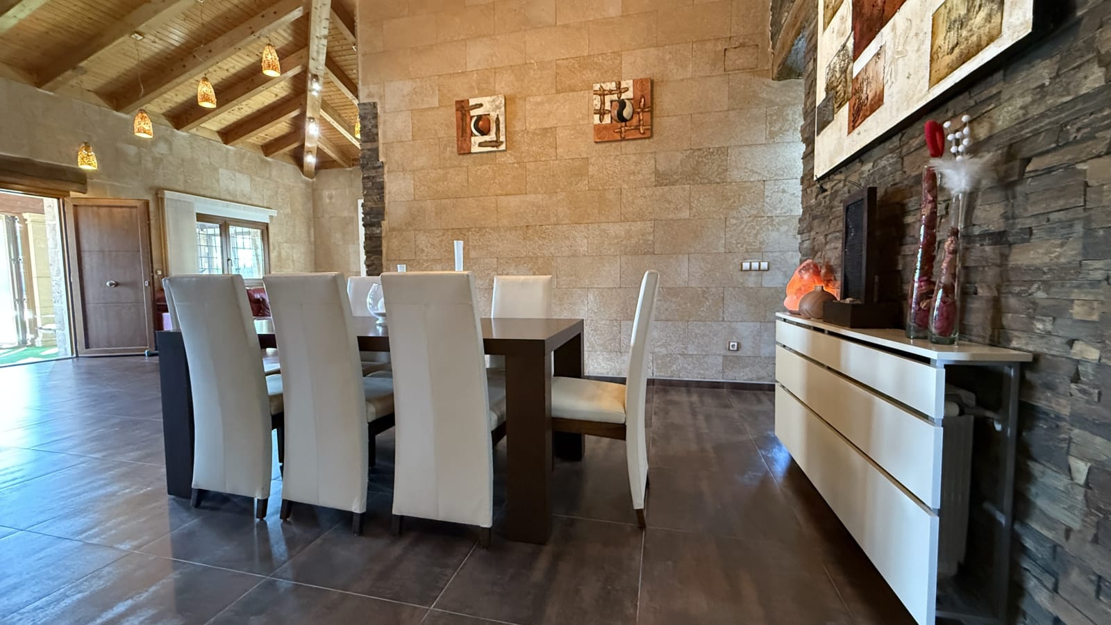 Exclusiva villa de diseño mediterráneo que combina lujo, eficiencia energética y materiales de primera calidad.