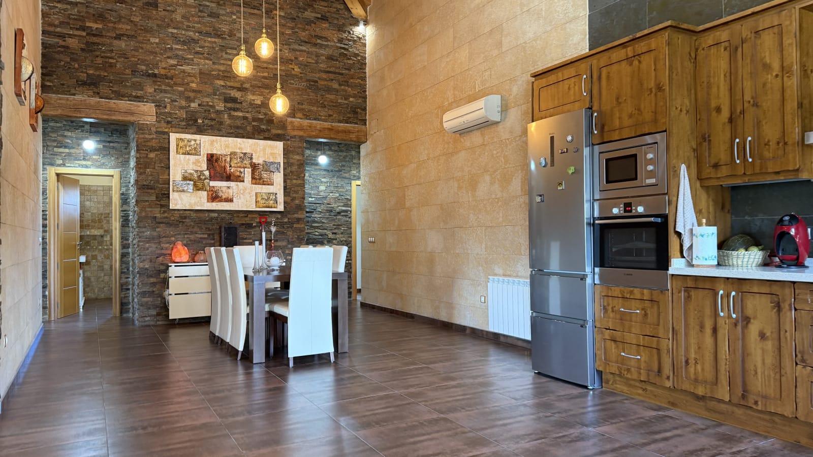 Exclusiva villa de diseño mediterráneo que combina lujo, eficiencia energética y materiales de primera calidad.