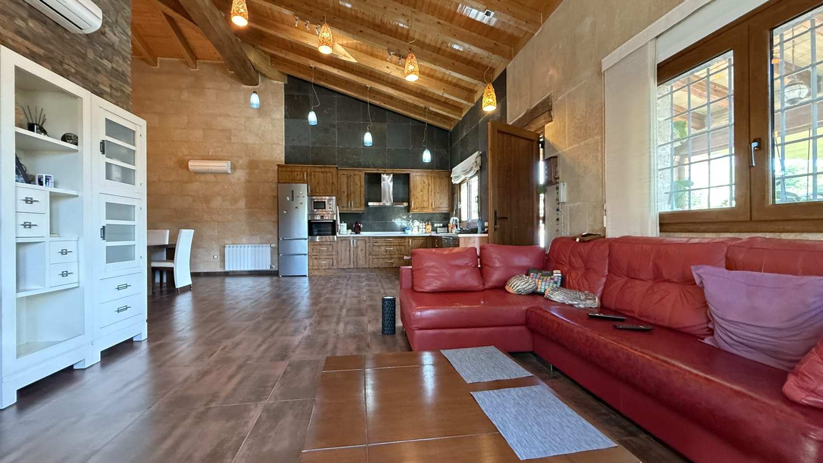 Exclusiva villa de diseño mediterráneo que combina lujo, eficiencia energética y materiales de primera calidad.