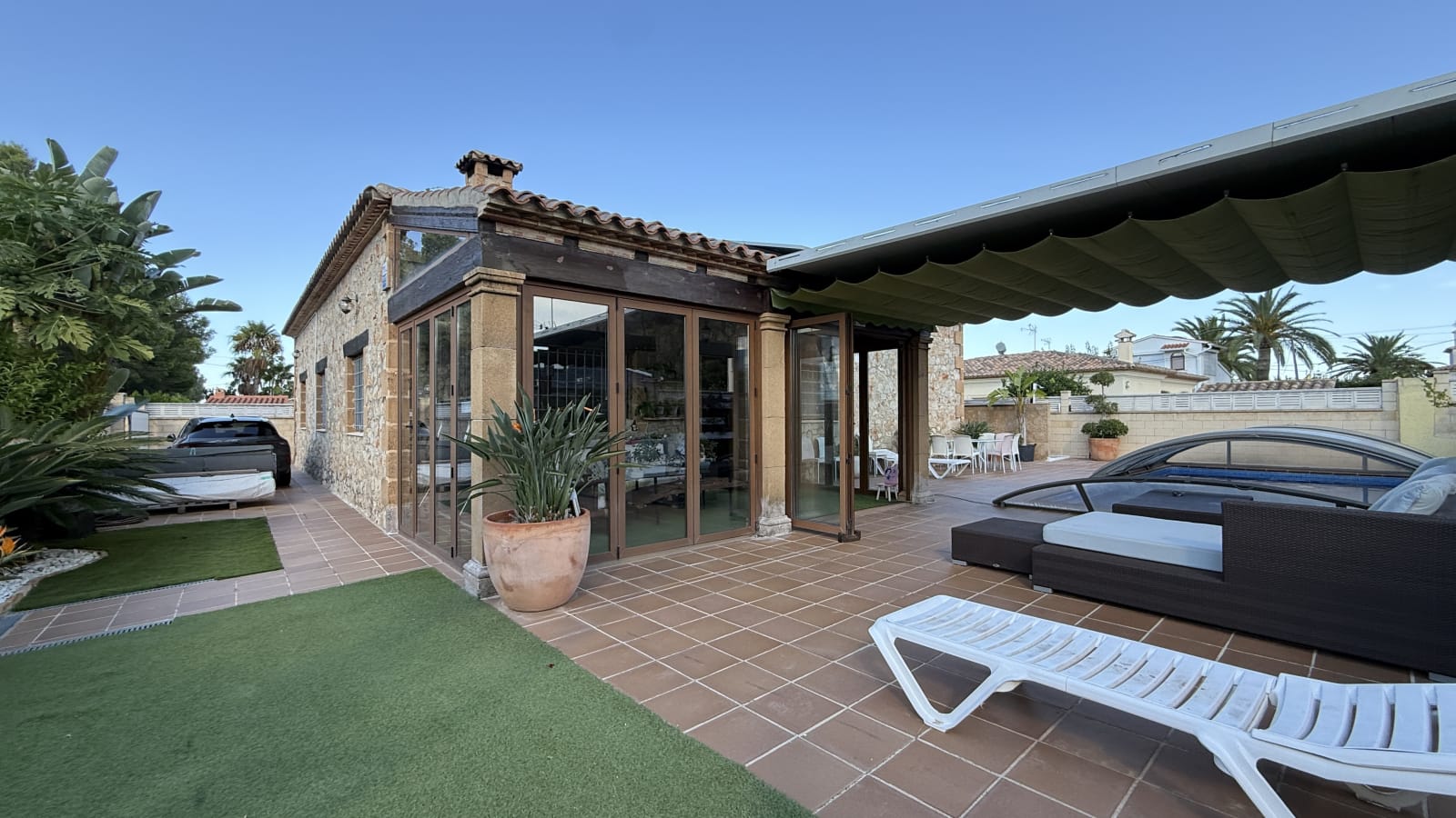 Exclusiva villa de diseño mediterráneo que combina lujo, eficiencia energética y materiales de primera calidad.
