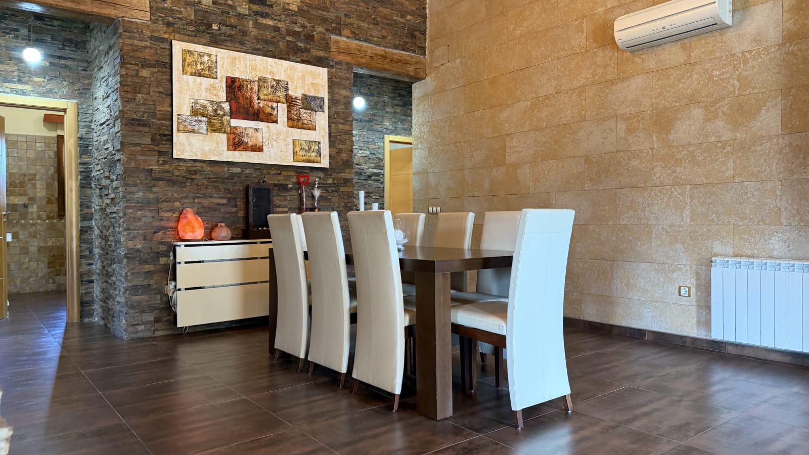 Exclusiva villa de diseño mediterráneo que combina lujo, eficiencia energética y materiales de primera calidad.