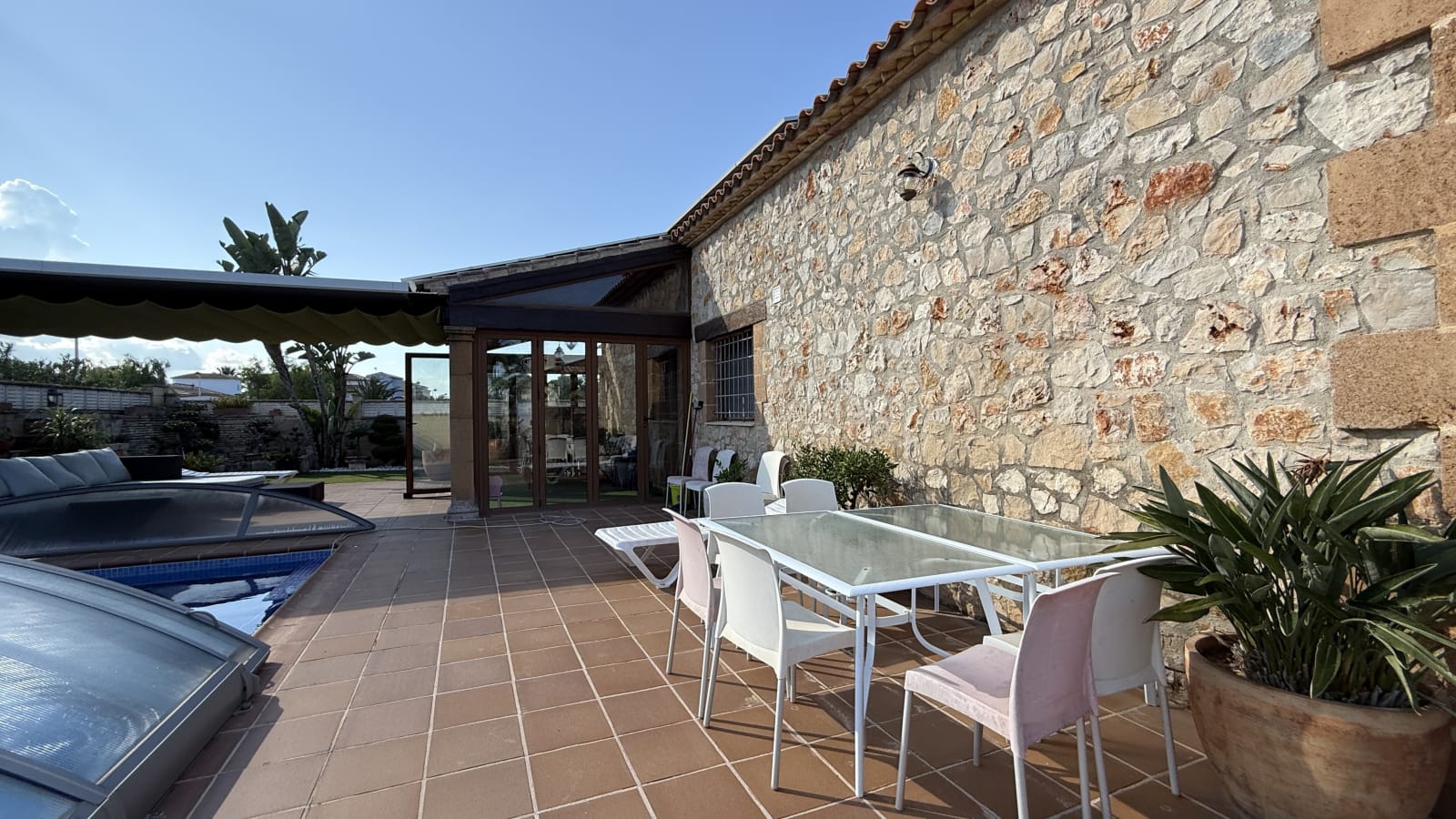 Exclusiva villa de diseño mediterráneo que combina lujo, eficiencia energética y materiales de primera calidad.