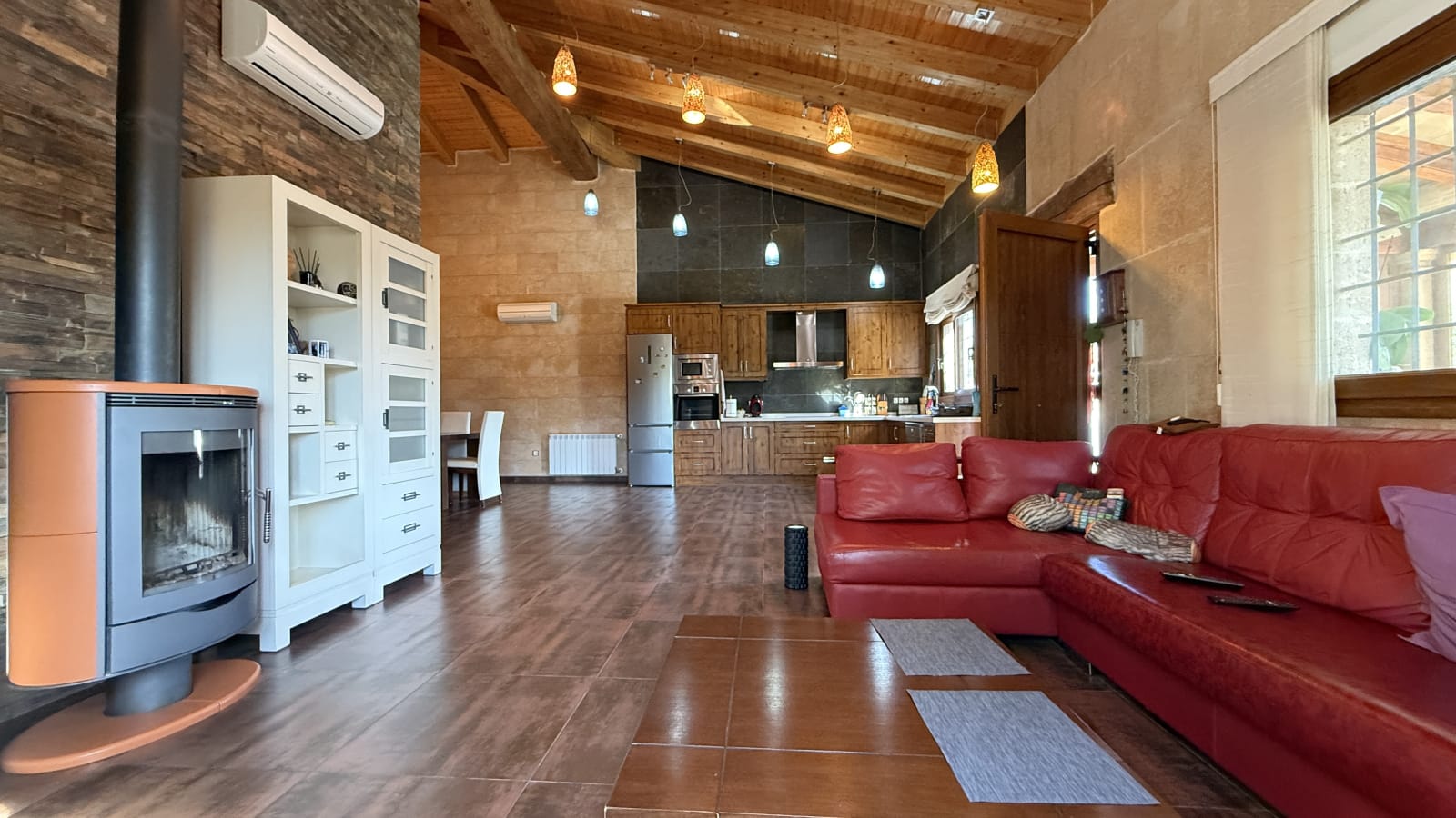 Exclusiva villa de diseño mediterráneo que combina lujo, eficiencia energética y materiales de primera calidad.