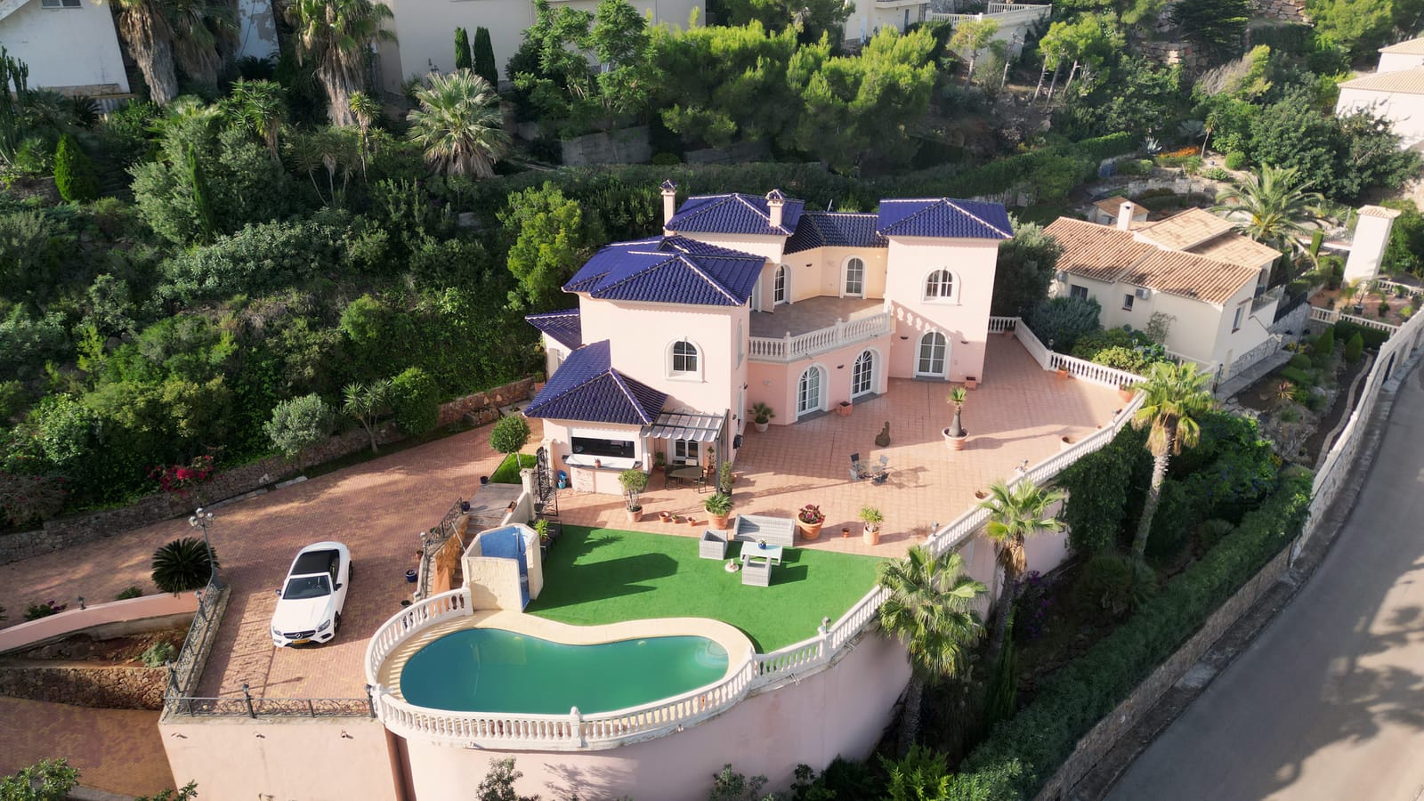 Fantástica villa con vistas al mar, 5 dormitorios, 4 baños, 425 m2 de superficie habitable, 300 m2 de terrazas.
