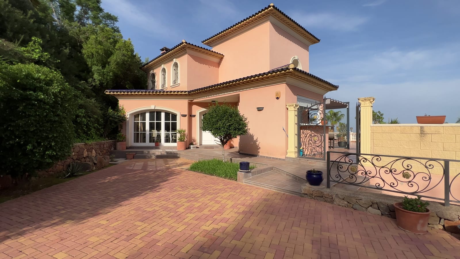 Fantástica villa con vistas al mar, 5 dormitorios, 4 baños, 425 m2 de superficie habitable, 300 m2 de terrazas.