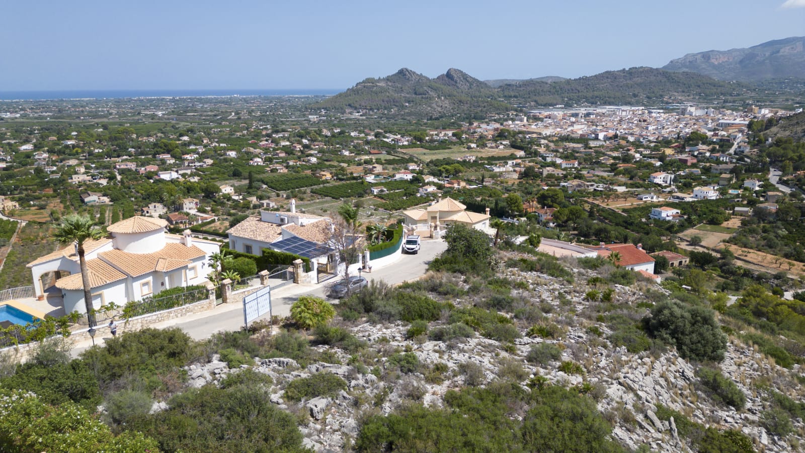 Chalet de obra nueva con 4 dormitorios y 4 baños con sol todo el año
